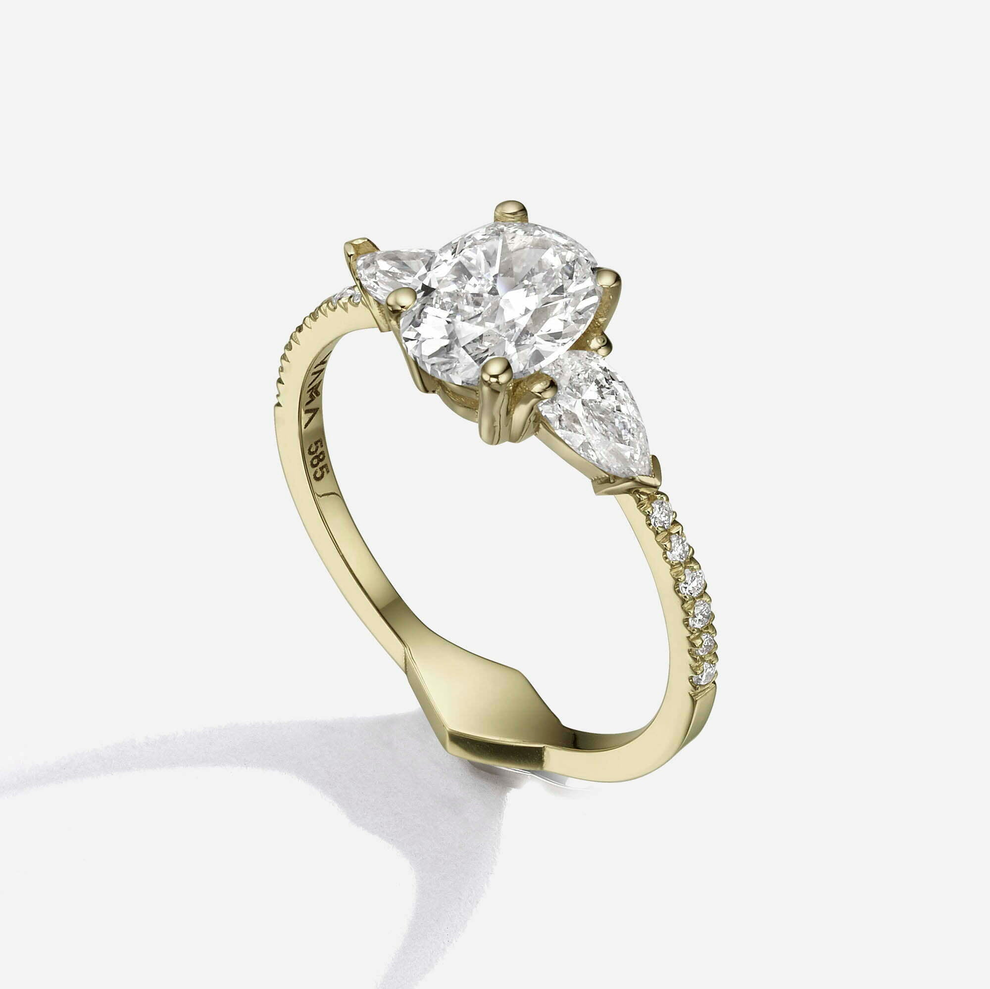 The Oval & Pears | Pavé