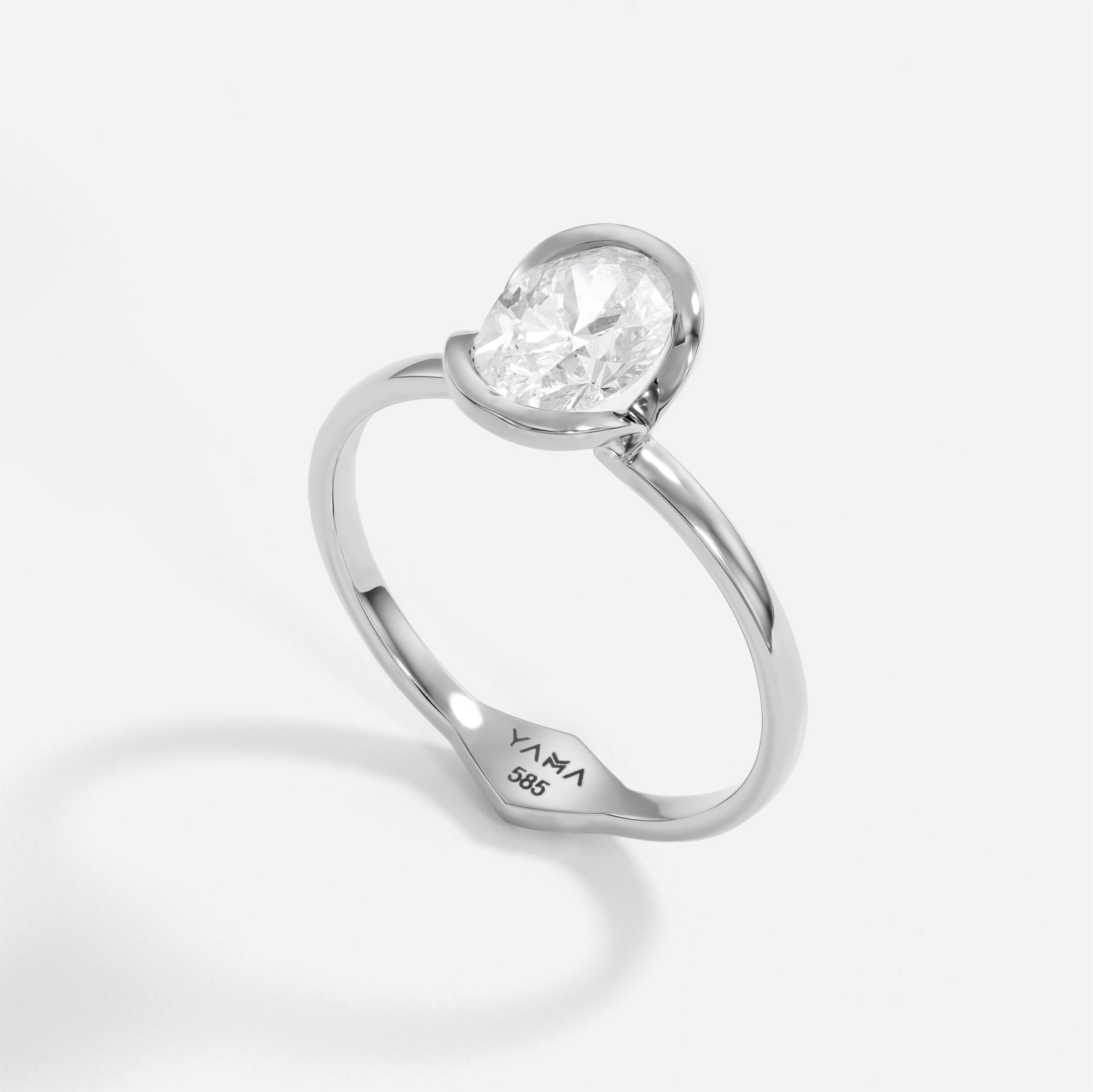 The Kiss Ring | Oval