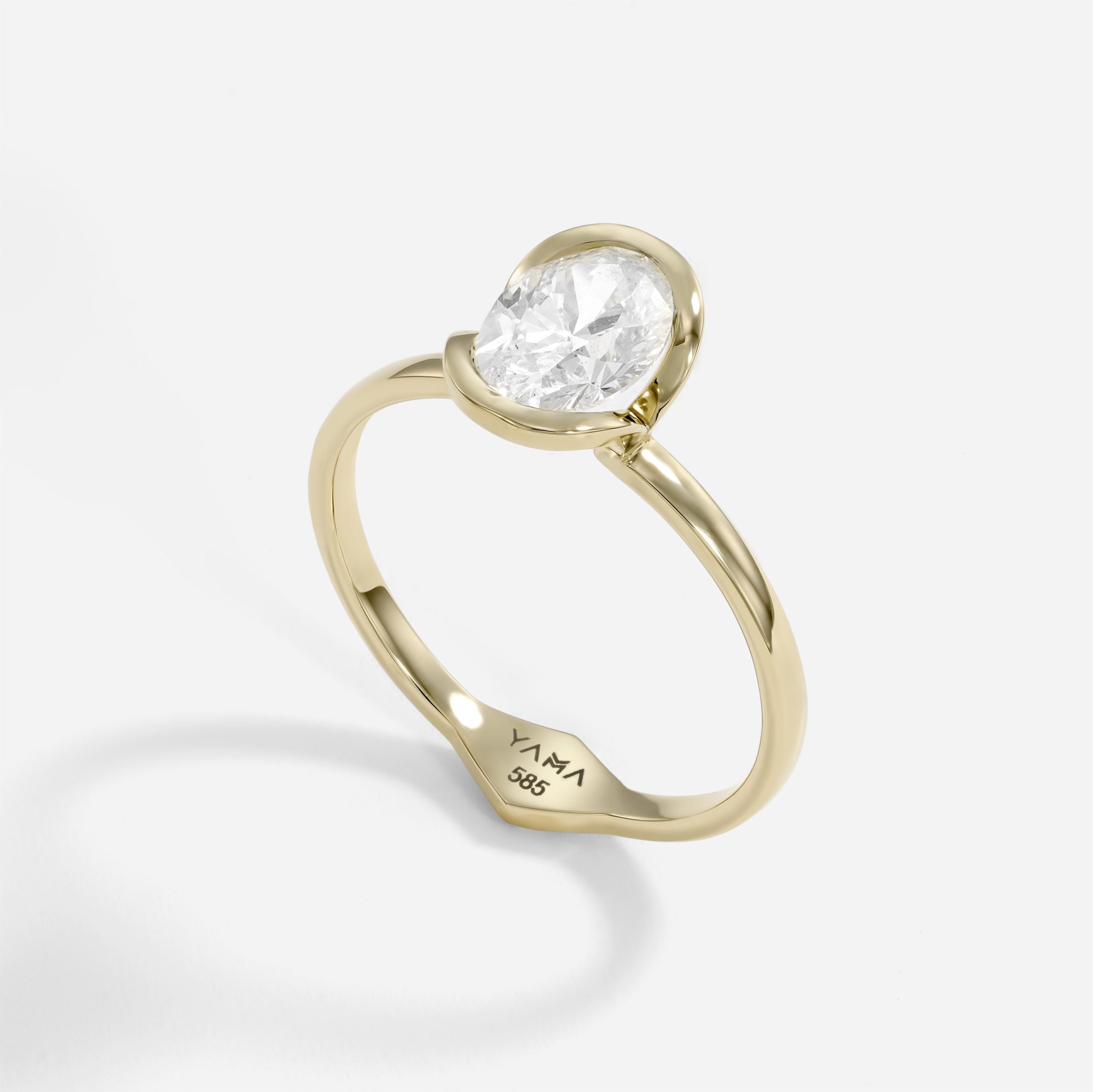 The Kiss Ring | Oval